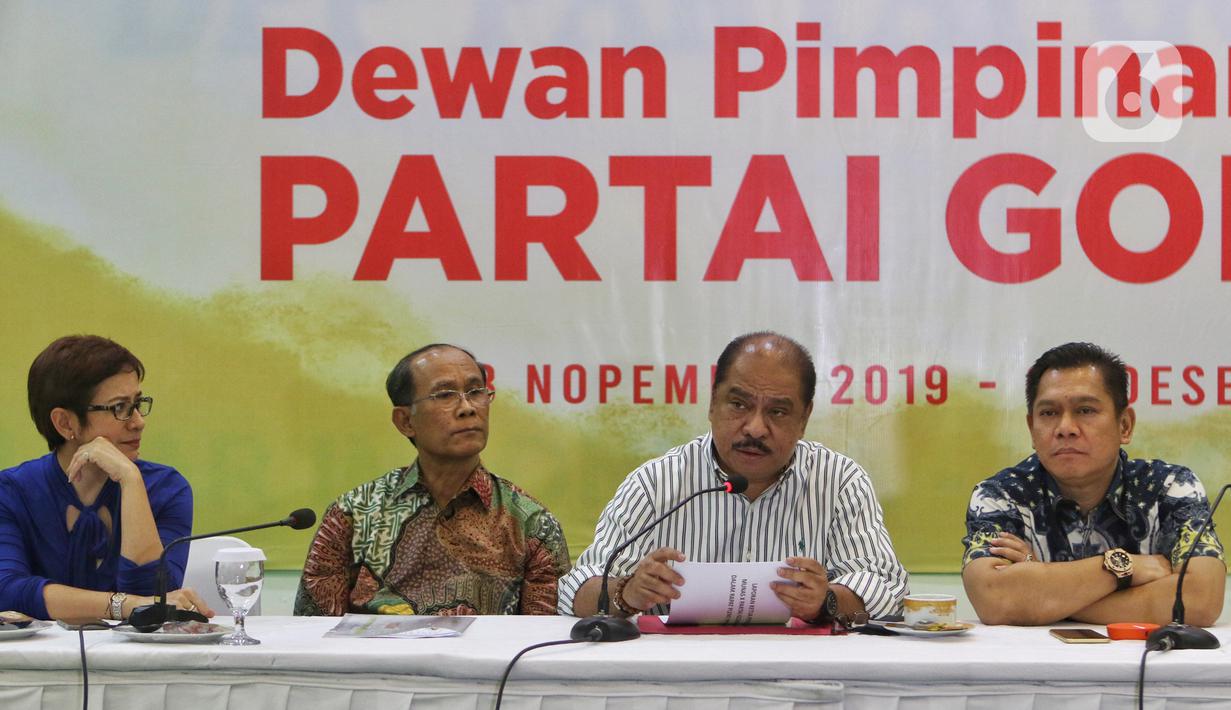 Ketua Penyelenggara Munas Partai Golkar Melchias Markus Mekeng (kedua kanan) bersama jajaran panitia memberi keterangan saat konferensi pers di Kantor DPP Golkar, Jakarta, Jumat (29/11/2019). Rencananya, Presiden Joko Widodo akan menghadiri pembukaan Munas Golkar. (Liputan6.com/Johan Tallo)