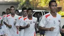 Jelang berlaga di SCM Cup 2015, Persija Jakarta memulai sesi latihan ringan di halaman Hotel Ibis Padang, Sabtu (17/1/2015). (Liputan6.com/Johan Tallo)
