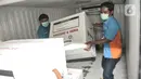 Petugas memindahkan dus berisi vaksin Covid-19 produksi Sinovac ke ruang penyimpanan di Kantor Dinas Kesehatan DKI Jakarta, Kamis (7/1/2021). Dinkes DKI pada tahap I telah menerima sebanyak 78.400 vaksin Covid-19 dari Sinovac yang diprioritaskan untuk tenaga kesehatan. (merdeka.com/Iqbal Nugroho)