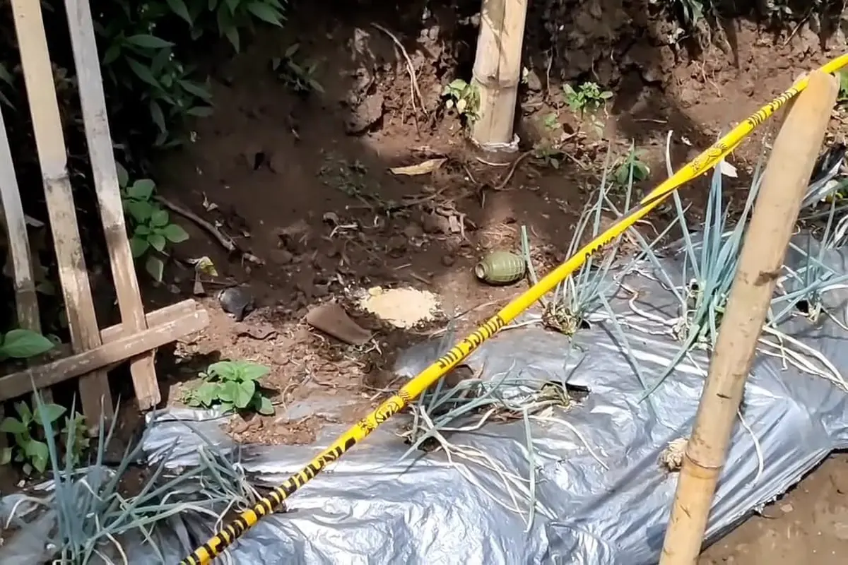 Sebuah police line masih terpasang berikut granat nanas yang telah meledak, di Kampung Babakan Garut, Desa Cisero, Kecamatan Cisurupan, Kabupaten Garut, Jawa Barat, empat warga menjadi korban. (Liputan6.com/Jayadi Supriadin)