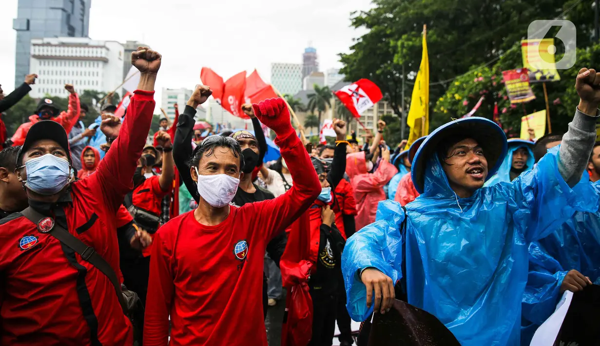 Elemen buruh dan mahasiswa menggelar aksi demonstrasi bertepatan dengan Hari Sumpah Pemuda di Kawasan Patung Kuda, Jakarta, Kamis (28/10/2021). Sejumlah tuntutan mereka salah satunya, pencabutan UU Nomor 11 Tahun 2019 tentang Cipta Kerja dan berbagai aturan turunannya. (Liputan6.com/Faizal Fanani)