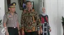 Presiden Joko Widodo didampingi Ibu Negara Iriana Jokowi menunggu kedatangan wapres Jusuf Kalla saat open house di Istana Kepresidenan Gedung Agung, Yogyakarta, Sabtu (9/7). Open House diikuti oleh ribuan masyarakat. (Liputan6.com/Boy Harjanto)