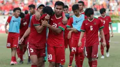 Bek Timnas indonesia U-19, Nurhidayat Haji Haris, ditenangkan Asnawi Mangkualam usai kalah dari Thailand U-19 pada laga Piala AFF U-18 di Stadion Thuwunna, Yangon, Jumat (15/9/2017). Indonesia kalah adu penalti dari Thailand. (Bola.com/Yoppy Renato)