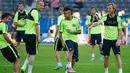 Neymar, Xavi, Jeremy Mathieu dan Ivan Rakitic tertawa saat melakukan sesi latihan di Olympiastadion Berlin, Jerman (5/6/2015). Barcelona akan menghadapi Juventus di Final Liga Champions. (Reuters/Kai Pfaffenbach)
