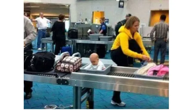 Kelakuan Nyeleneh di Bandara (Sumber: Brainberries)