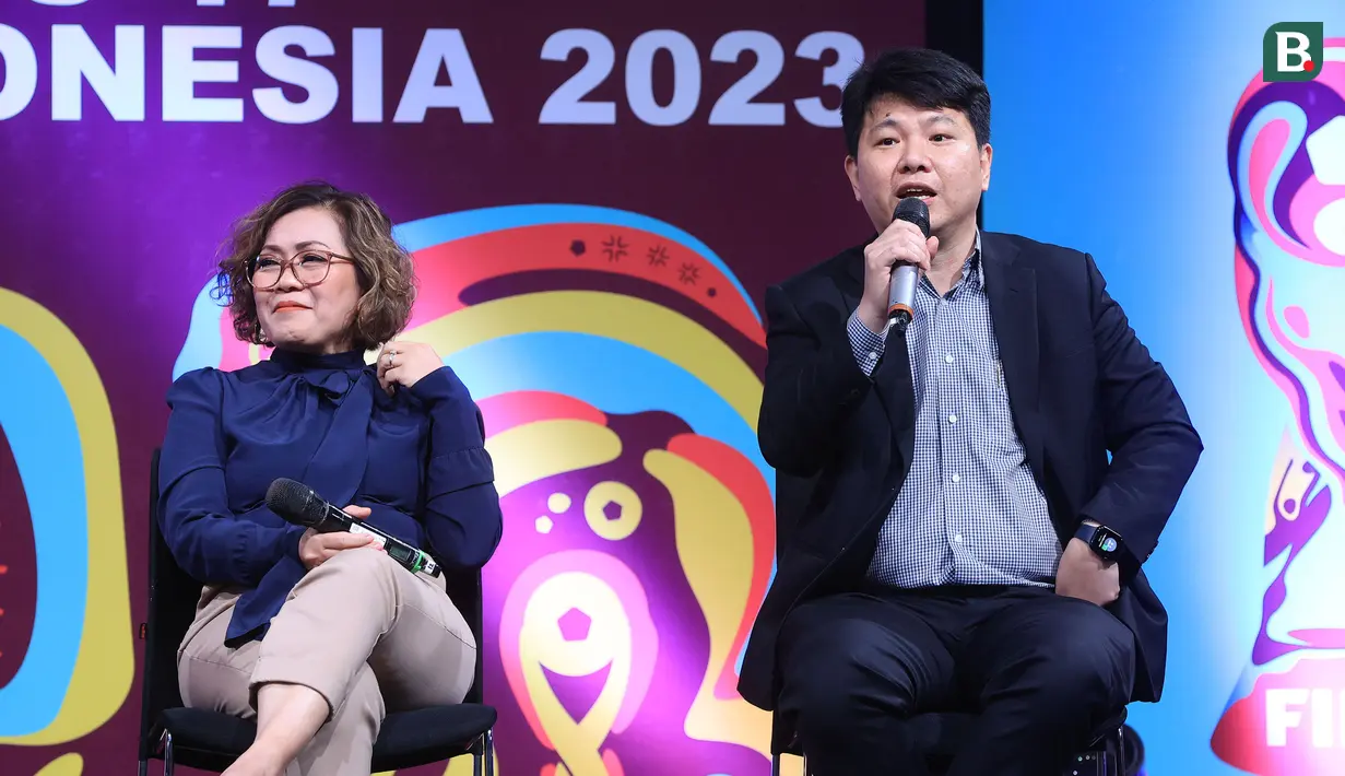 <p>Direktur Indonesia Entertainment Group (IEG), Hendy Lim (kanan) bersama Director Programming SCM, Harsiwi Achmad dalam konferensi pers pengumuman SCM sebagai pemegang hak siar Piala Dunia U-17 2023, Selasa (3/10/2023) di SCTV Tower, Jakarta. (Bola.com/Muhammad Iqbal Ichsan)</p>