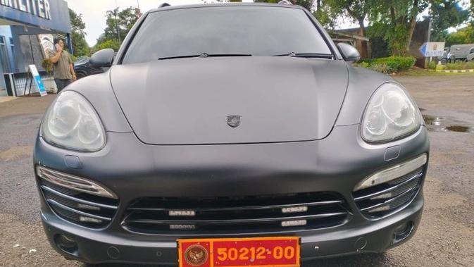 Heboh Mobil Porsche Pakai Pelat Kemhan, Ternyata Pelat Palsu