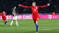 Striker Inggris, Jamie Vardy, merayakan gol ke gawang Jerman pada laga persahabatan di Olympiastadion, Berlin, Sabtu (27/3/2016). (Reuters/Carl Recine)