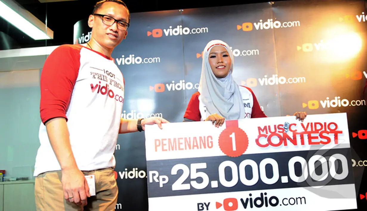 Wiwi Handayani selaku juara pertama  Music Video Contest Vidio.com mendapat hadiah sebesar 25 juta , Jakarta, Jumat (30/1/2015). (Liputan6.com/Faisal R Syam)