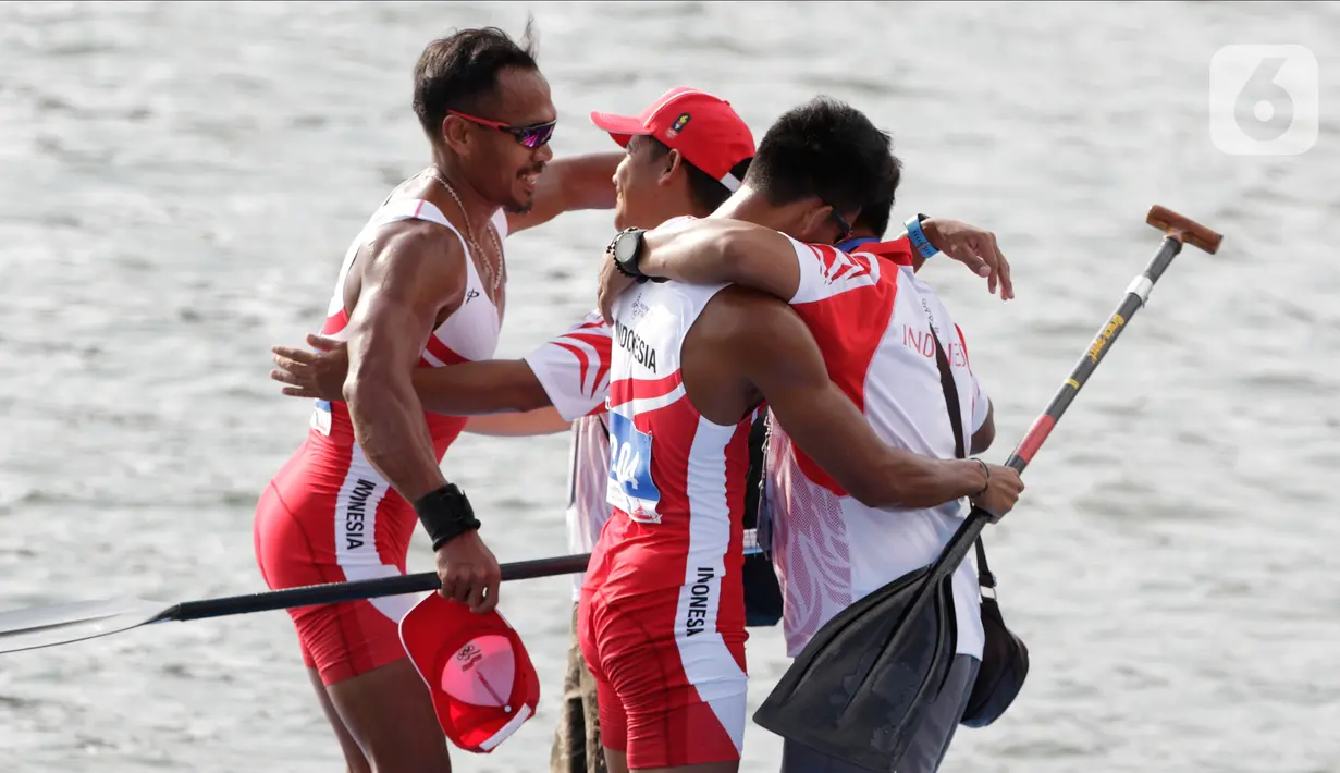 Pasangan Indonesia, Anwar Tara dan Yuda Firmansyah, selebrasi usai menjadi yang tercepat pada SEA Games 2019 cabang kano nomor 1000 meter putra di Subic, Filipina, Jumat (6/12/2019). Pasangan Indonesia berhasil meraih medali emas. (Bola.com/M iqbal Ichsan)