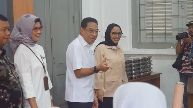 Wakil Kepala Badan Gizi Nasional (BGN) Nanik S. Deyang dan Wakil Menteri Kesehatan (Wamenkes) Benjamin Paulus Oktavianus dalam konferensi pers refleksi satu tahun MBG. (Liputan6.com/Rizqi Tri Novitasari)