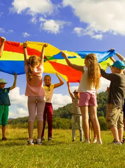 Tips bermain menyenangkan untuk membantu anak usia dini mengenal dan mengembangkan emosi positif sejak dini. (Foto: Artem Kniaz/Unsplash)