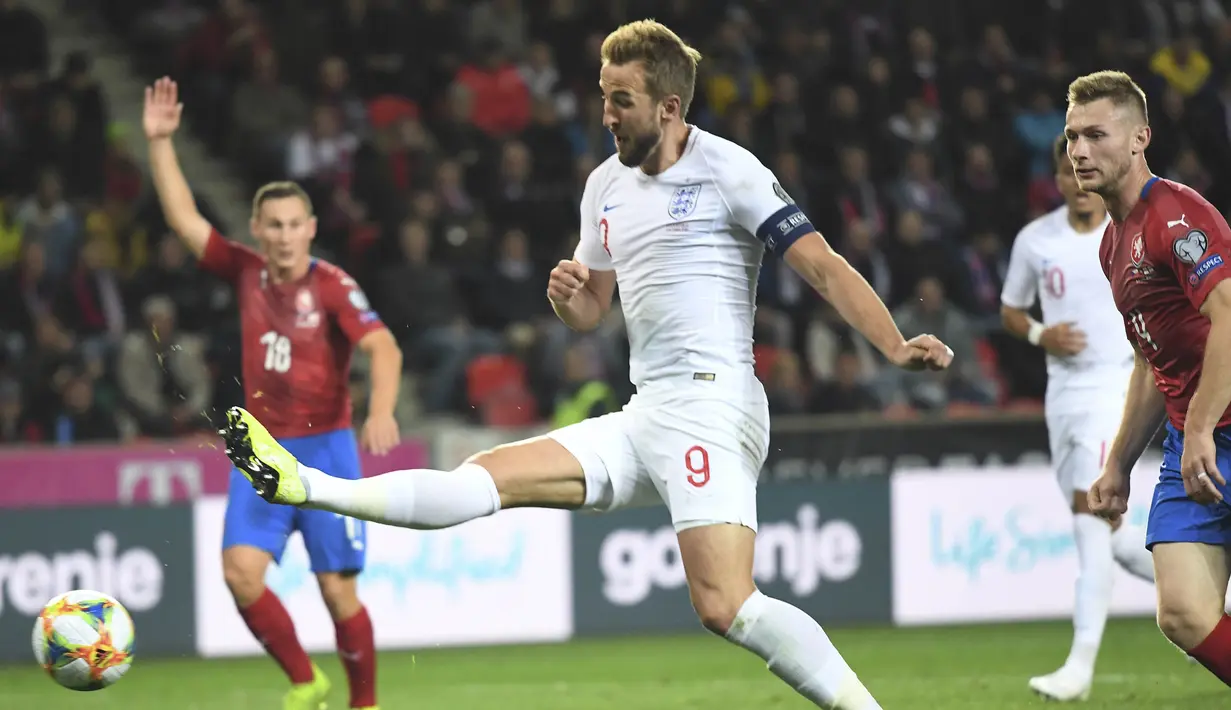 Striker Inggris, Harry Kane, melepas tendangan saat melawan Ceko pada laga Kualifikasi Piala Eropa 2020 di Stadion Sinobo Arena, Prague, Sabtu (11/10). Ceko menang 2-1 atas Inggris. (AFP/Joe Klamar)