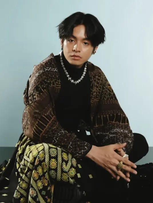 <p>Angga Yunanda juga tampil mengenakan kain tenun Ende, bahkan banyak menyebut ia mirip V BTS saat pemotretan tersebut. @william.gautama.</p>