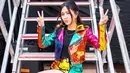 Berpose di tangga panggung, Niki terlihat colorful mengenakan set jaket dan mini skirt berwarna-warni pelangi. Ia juga tampak mengenakan crop top hitam sebagai innerwear. Foto: Instagram.