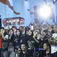 Penampilan vokalis Band Kotak, Tantri dalam Road to Playfest 2019 di Terowongan Kendal, Jakarta (26/7/2019). Terowongan Kendal tempat ngamen personel Kotak dipenuhi penonton yang merasa surprise dan terhibur dengan lantunan lagu Masih Cinta. (Fimela.com/Bambang E. Ros)