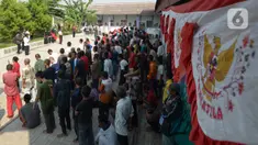 Pasien ODGJ Yayasan Al Fajar Berseri mengikuti upacara bendera dalam rangka memperingati Hari Kemerdekaan Ke-76 RI di Tambun, Bekasi,Jawa Barat  Selasa (17/8/2021). Upacara dan perlombaan tersebut dilakukan untuk memupuk rasa nasionalisme dan kebangsaan. (merdeka.com/Imam Buhori)