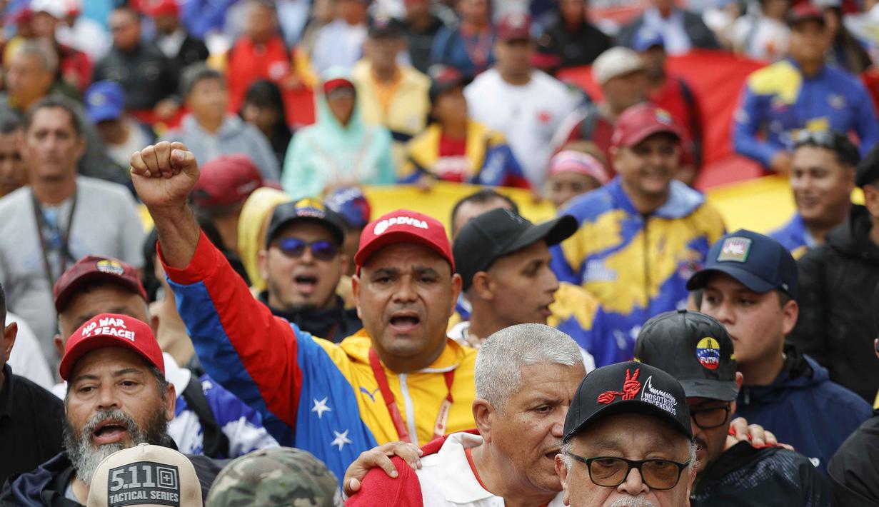 Sebelumnya, Presiden Venezuela, Nicolas Maduro bersama istrinya, Cilia Flores, ditangkap pasukan militer Amerika Serikat dalam sebuah serangan di Caracas pada Sabtu 3 Januari 2026. Tampak dalam foto, para demonstran berbaris mendukung mantan Presiden Venezuela Nicolas Maduro selama unjuk rasa yang diselenggarakan oleh para pekerja di Caracas pada 14 Januari 2026. (Pedro MATTEY/AFP)