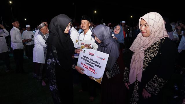 Bupati Ipuk Fiestiandani Serahkan Insentif untuk 14 Ribu Lebih Guru Ngaji di Banyuwangi
