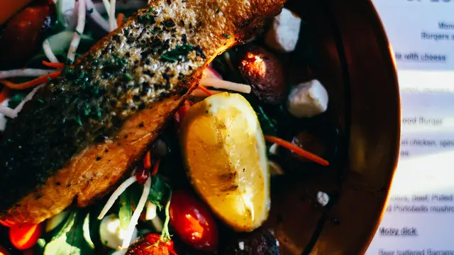 Salmon Panggang dengan Lemon, Menu Simpel untuk di Rumah