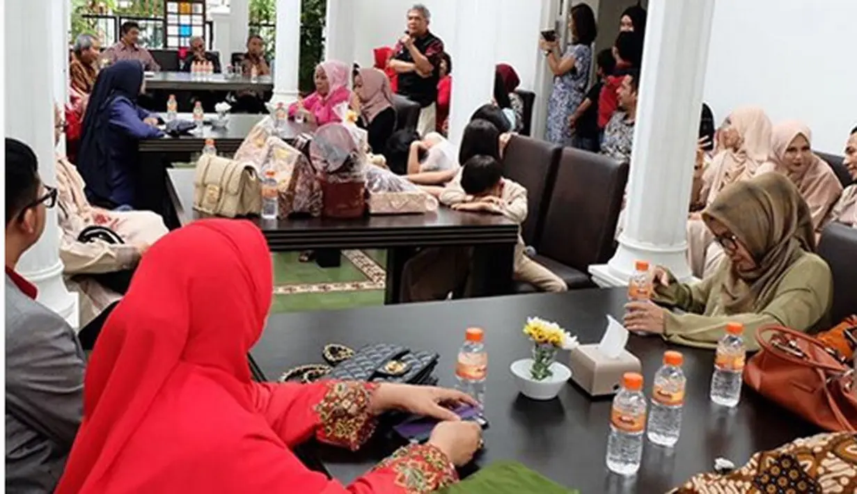 "untuk kabar bahagia yang sudah tersebar kemarin di beberapa media online, aku ucapkan terimakasih untuk berita baiknya.. mohon doanya yaa teman-teman semua.. semoga dilancarkan.. Amin YRA 🙏🏻💐💕," lanjutnya. (Instagram/popsovia)