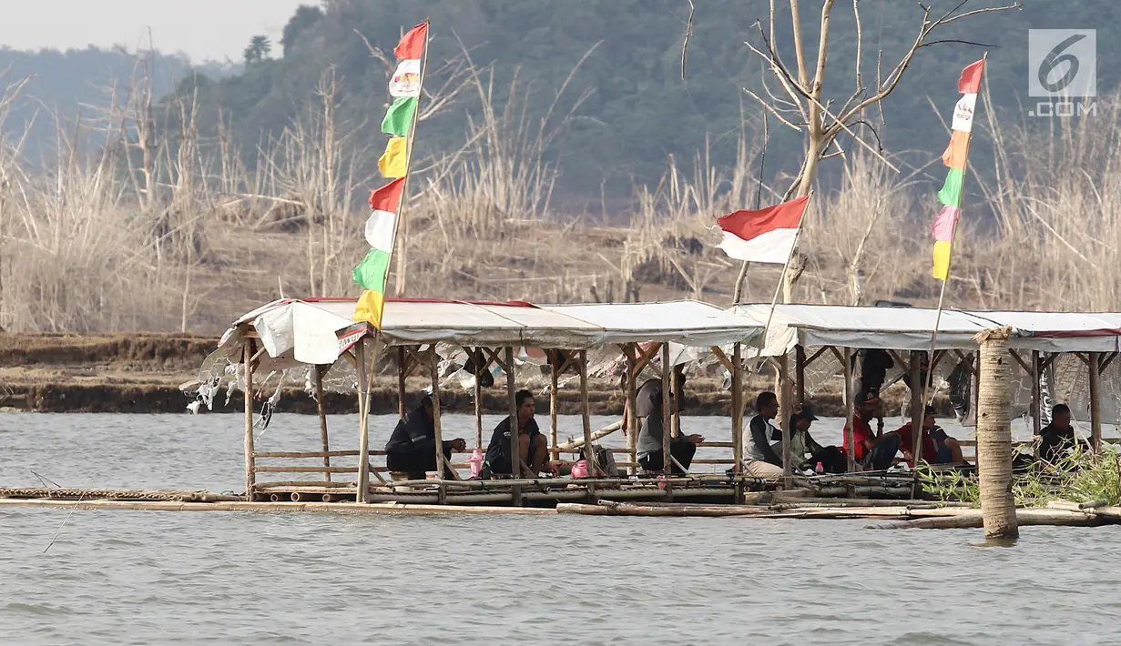 Warga memancing ikan di Waduk Jatigede, Desa Cipaku, Sumedang, Jawa Barat, Senin  (17/9). Musim kemarau yang menyurutkan Waduk Jatigede dimanfaatkan warga untuk menjaring ikan dan mengumpulkan puing bangunan serta kayu. (Liputan6.com/Herman Zakharia)