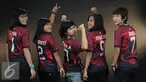 Tim futsal wanita Jaya Kencana Angels berpose untuk Liputan6.com di Jakarta, Kamis (1/9/2016). JK Angels mencatatkan sejarah baru Indonesia setelah menjadi juara Piala AFF Futsal Antarklub 2016 pada Juli lalu. (Liputan6.com/Helmi Fithriansyah)