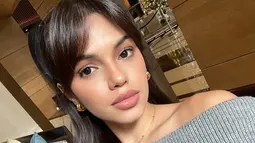 Jadi pemenang GADIS Sampul di usia 16 tahun, penampilan Carmela di usia 24 tahun ini bikin pangling. Seperti diketahui, bintang film Habibie & Ainun 3 ini lahir pada 26 Februari 2000. Terjun ke dunia seni peran, Carmela masuk jajaran artis muda jebolan GADIS Sampul yang sukses menjadi artis. Blasteran Indonesia – Belanda, Carmela Van der Kruk pancarkan pesona berbeda. (Liputan6.com/IG/@carmelavdkruk)