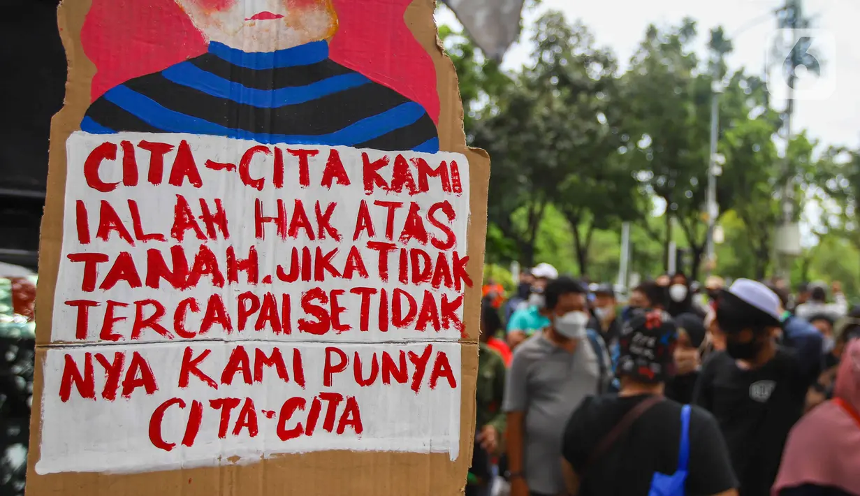 Aksi massa yang tergabung dalam Koalisi Rakyat Menolak Penggusuran (KRMP) di depan Balai Kota DKI Jakarta, Kamis (24/2/2022). Mereka juga menuntut mmebuat peraturan yang mengatur perlindungan HAM warga terdampak penggusuran, serta peta jalan reforma agraria di Jakarta. (Liputan6.com/Herman Zakharia)
