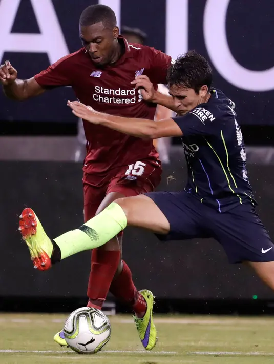 Penyerang Liverpool, Daniel Sturridge berusaha melewati bek Manchester City Eric Garcia saat bertanding pada International Champions Cup di East Rutherford, N.J. (25/7). Liverpool menang 2-1 atas City. (AP Photo/Julio Cortez)