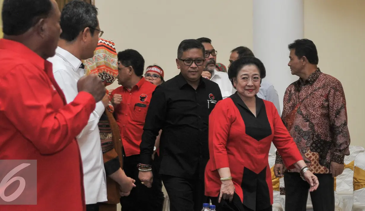 Ketua Umum PDIP, Megawati Soekarnoputri bersama Sekjen PDIP, Hasto Kristiyanto saat mengikuti Sekolah calon kepala daerah PDIP angkatan ke-2 di Wisma Kinasih, Depok, Selasa (6/9). (Liputan6.com/Yoppy Renato)
