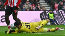 Penampilan apik ditunjukkan kiper Manchester United, Senne Lammens saat bertandang ke markas Sunderland dalam laga lanjutan Liga Inggris 2025/2026, Sabtu (09/05/2026) waktu setempat. (AFP/Andy Buchanan)
