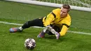 Kiper Borussia Dortmund, Luca Unbehaun berusaha menangkap bola saat mengikuti sesi latihan di Stamford Bridge di London (6/3/2023).Borussia Dortmund akan bertanding melawan Chelsea ada leg kedua babak 16 besar Liga Champions di stamford Bridge, Inggris.(AFP/Glyn Kirk)