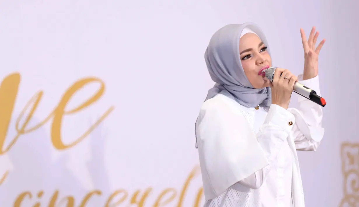 "Alhamdulillah mas Agus cuma nuntut ada kurma, terutama untuk sahur dia minta ada kurma dan air putih, jadi makasih ya Allah dapat suami yang nggak cerewet," ucap Dewi Sandra di Bintaro, Tangerang Selatan, Jumat (9/6/2017). (Nurwahyunan/Bintang.com)