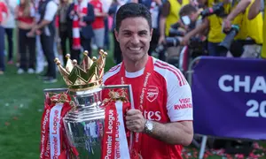 Manajer Arsenal, Mikel Arteta, memegang trofi saat merayakan gelar Liga Inggris mereka setelah pertandingan Liga Inggris antara Crystal Palace dan Arsenal di London, Inggris, Minggu, 24 Mei 2026. (AP Photo/Kin Cheung)