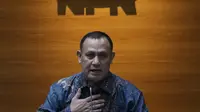 Ketua Komisi Pemberantasan Korupsi, Firli Bahuri saat mengumumkan hasil penilaian dalam rangka pengalihan status kepegawaian di Gedung KPK, Jakarta, Rabu (5/5/2021). Dari 1.351 pegawai KPK yang mengikuti tes wawasan kebangsaan, 75 orang tidak lulus. (Liputan6.com/Helmi Fithriansyah)
