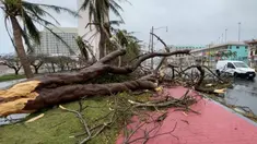 Kerusakan yang disebabkan oleh angin kencang dan curah hujan sehari setelah Topan Mawar melewati Teluk Tumon, Guam, 25 Mei 2023. (AFP/James Reynolds)