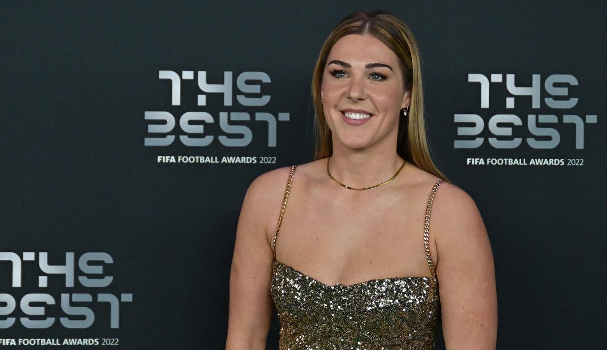 Kiper Wanita Manchester United, Mary Earps berfoto saat tiba menghadiri malam penghargaan Best FIFA Football Awards 2022 di Paris, Prancis (27/2/2023). Sementara di level klub, Mary Earps baru meraih trofi bersama Wolfsburg yaitu juara Bundesliga 2018/2019 dan juara DFB Pokal di musim yang sama. (AFP/Franck Fife)