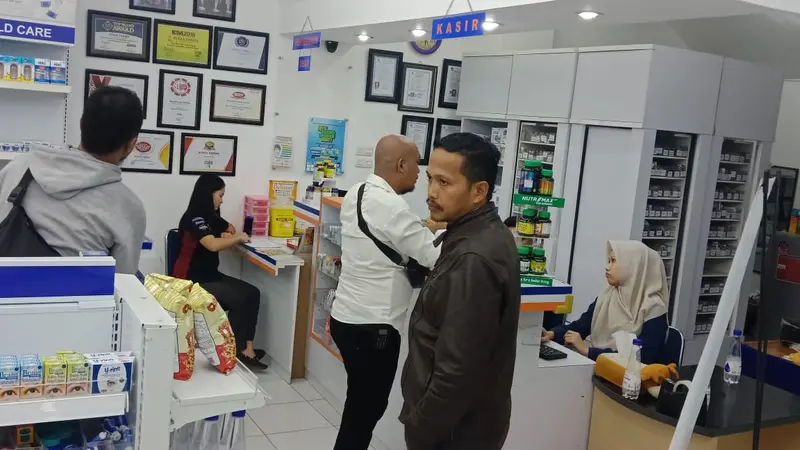 Pihak Polda Sulawesi Tenggara melakukan pengecekan di sejumlah gudang alat kesehatan usai kelangkaan masker.(Liputan6.com/Ahmad Akbar Fua).