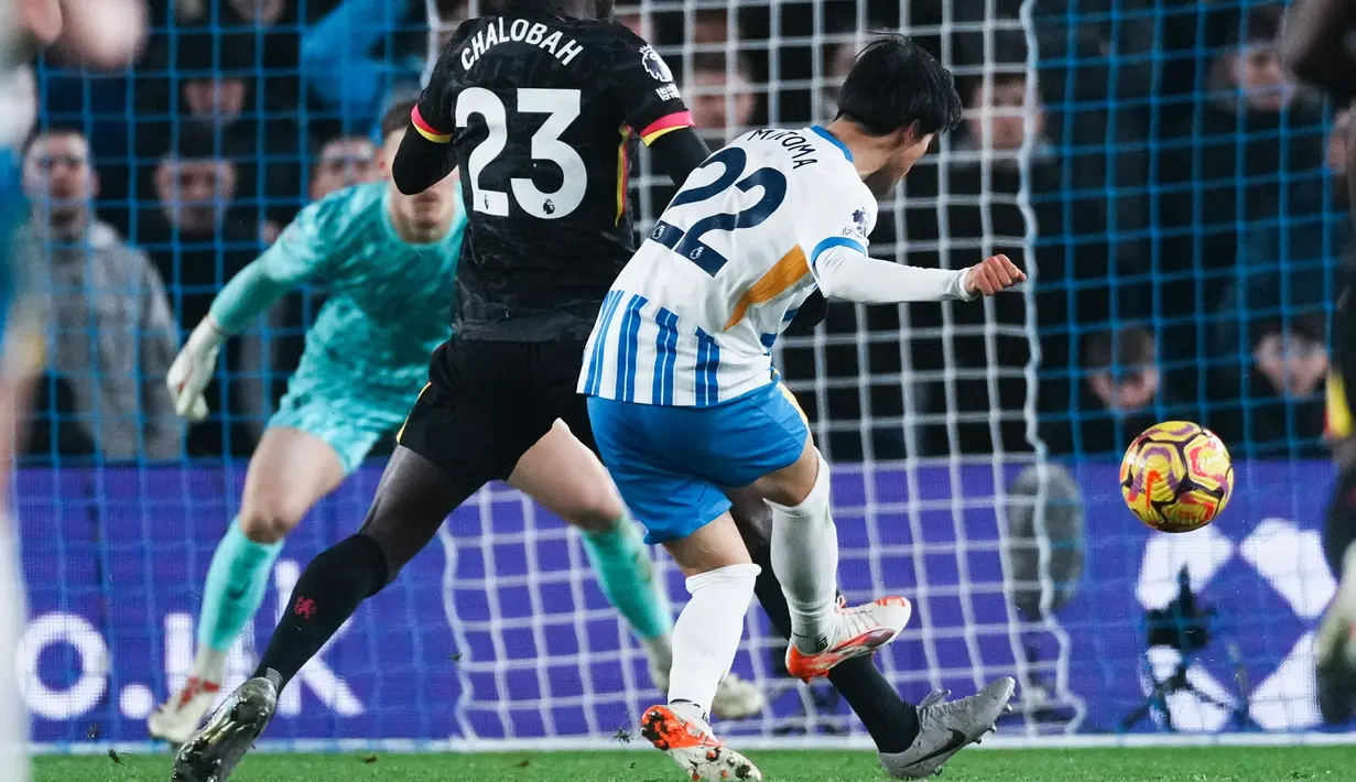 Pemain Brighton & Hove Albion, Kaoru Mitoma, mencetak gol ke gawang Chelsea pada laga pekan ke-25 Premier League di American Express Stadium, Sabtu (15/2/2025). (AP Photo/Dave Shopland)