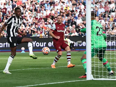 Pemain Newcastle, Alexander Isak (kedua kiri) mencetak gol kedua timnya ke gawang West Ham United pada laga lanjutan Liga Inggris 2023/2024 di London Stadium, London, Inggris, Minggu (08/10/2023) malam WIB. (AFP/Henry Nicholls)