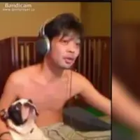 Video lucu, anjing ini langsung pingsan usai mencium ketiak tuannya