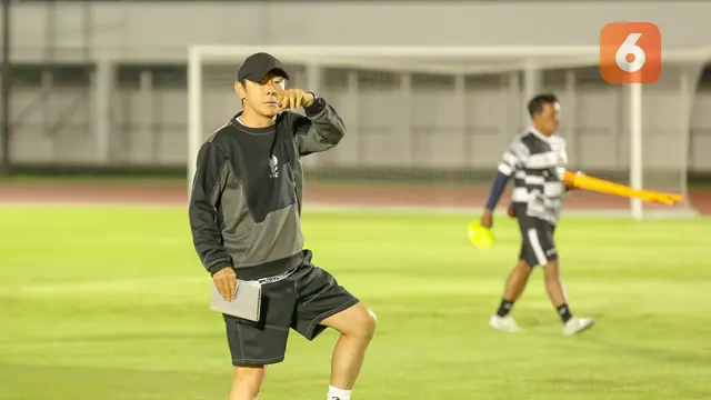 Pelatih Timnas Indonesia, Shin Tae-yong memimpin sesi latihan Timnas Indonesia jelang melawan Vietnam
