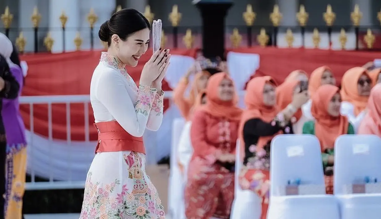 Hair stylist Niken pun menata rambut Angela dengan sanggul modern minimalis ditambah tusuk konde keemasan, dengan bagian rambut depan belah dua.  [Instagram/@angelatanoesoedibjo]