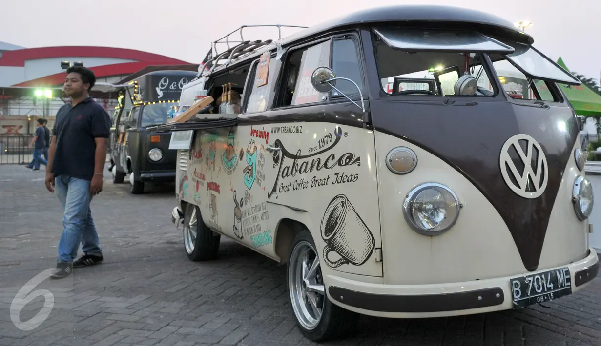 Pengunjung menunggu pesanan makanan yang dijual di atas mobil van di area Food Truck Convoy dalam ajang Indonesia International Motor Show (IIMS) 2015 di JIExpo Kemayoran, Jakarta, Selasa (25/08/2015). (Liputan6.com/Andrian M Tunay)