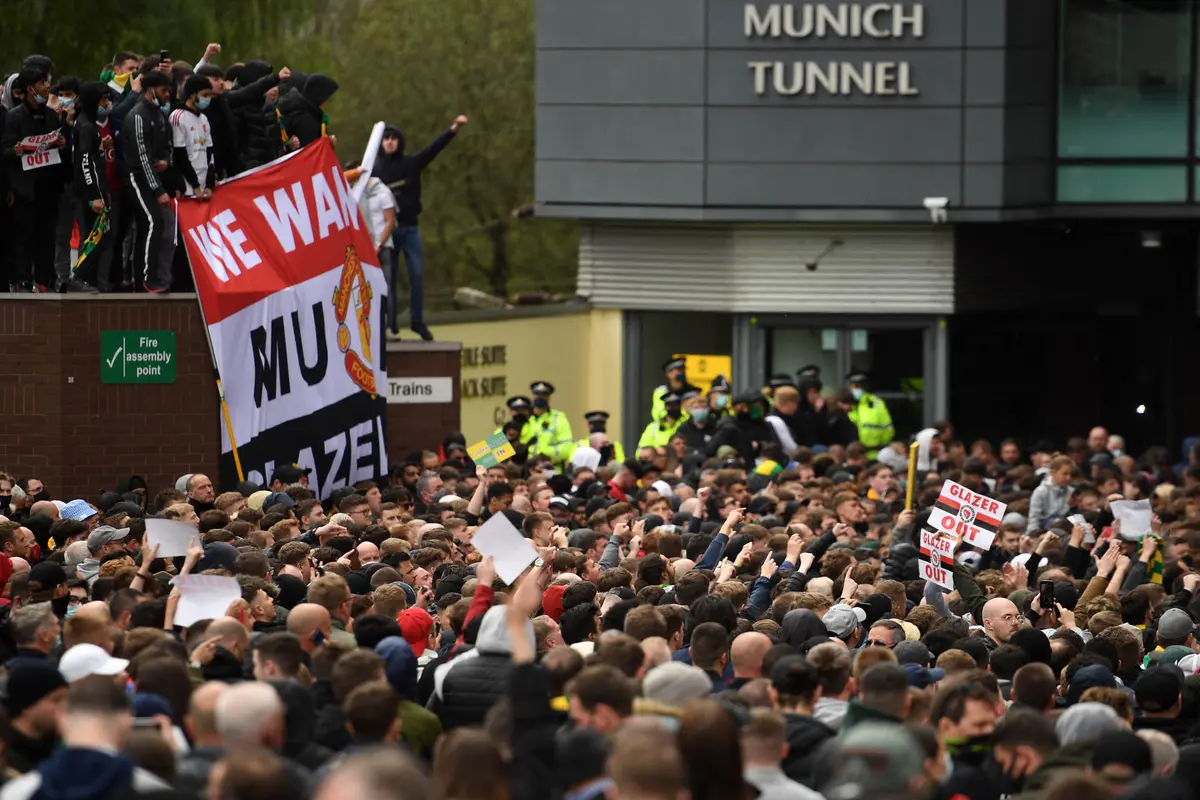 FOTO: Suporter Masuk ke Dalam Stadion Old Trafford, Laga Big Match Manchester United Melwan Liverpool Ditunda