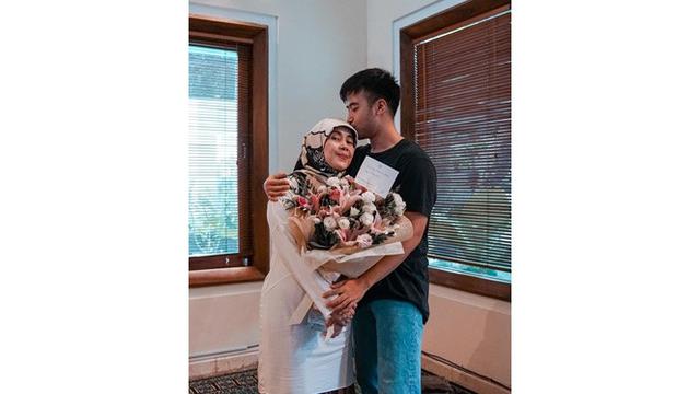 6 Momen Kedekatan Vidi Aldiano dengan Ibunda, Terbaru Umrah Bareng