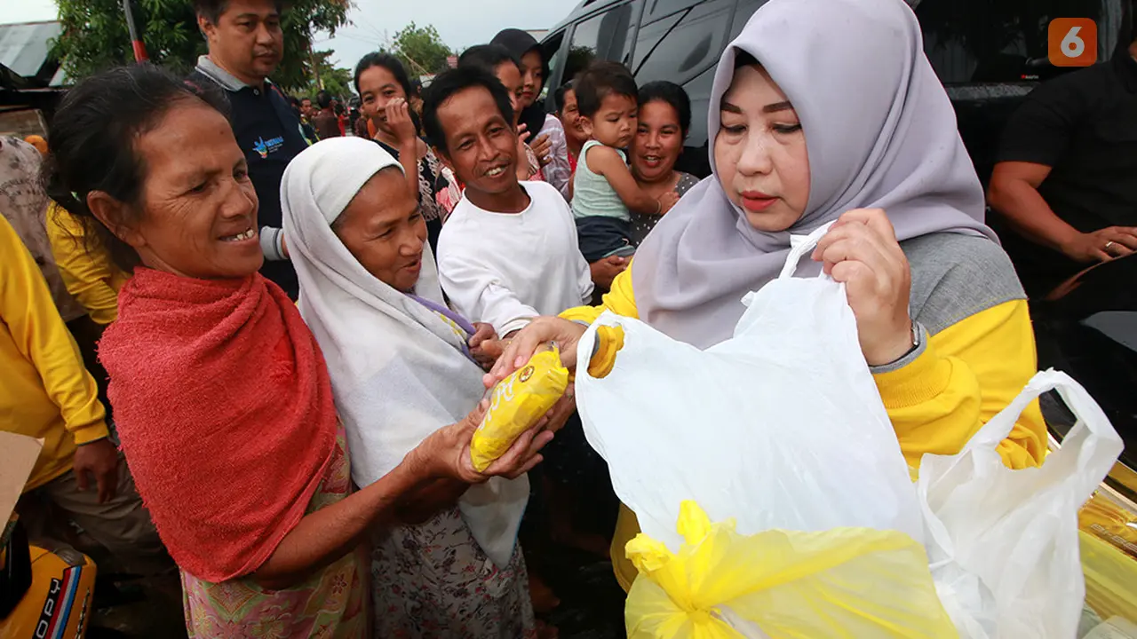 Raudatul Jannah, Istri Gubernur Kalsel beri bantuan kepada masyarakat terdampak banjir