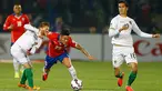 Duel panas terjadi antara Chile melawan Bolivia pada pertandingan terakhir babak penyisihan grup A Copa Amerika 2015 di Estadio Nacional, Santiago, Chile, (20/6/2015). Chile menang telak 5-0 atas Bolivia. (REUTERS/Ivan Alvarado)