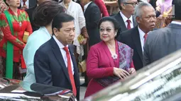 Presiden ke-5 RI Megawati Soekarno Putri saat menghadiri prosesi pernikahan Kahiyang Ayu-Bobby Nasution di Graha Saba, Surakarta, Rabu (8/11). Megawati mengenakan kebaya berwarna merah. (Liputan6.com/ Angga Yuniar)